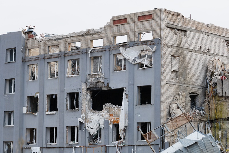 War Ukraine's strike on the concentration of military equipment and personnel of military Russians Pięcio-kondygnacyjny budynek mieszkalny trafiony pociskiem – 33 cywilów zginęło