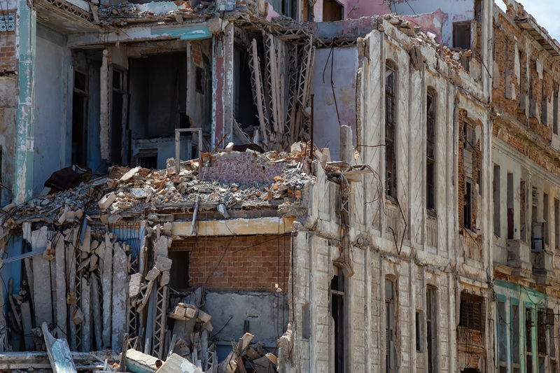 Broken and demolished residential homes in the Old Havana City, Capital of Cuba Zmasowany atak rakietowy na Ukrainę, został trafiony szpital dziecięcy Ochmadit – 44 zabitych, 196 rannych.